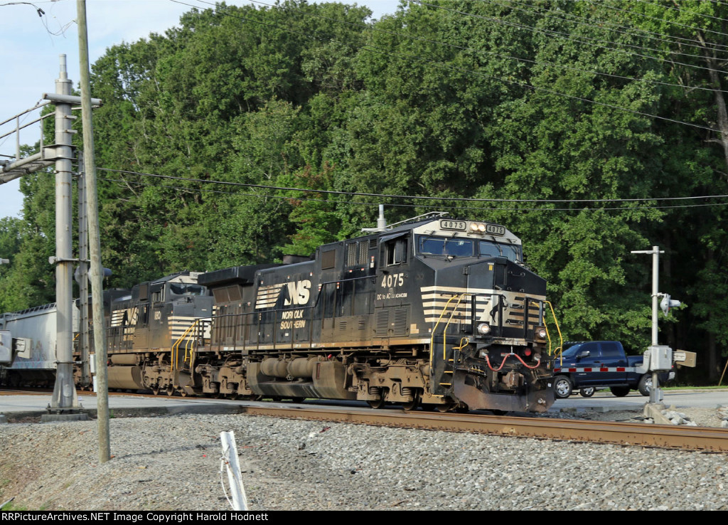 NS 4075 leads train 12R-06 across Hilltop Road